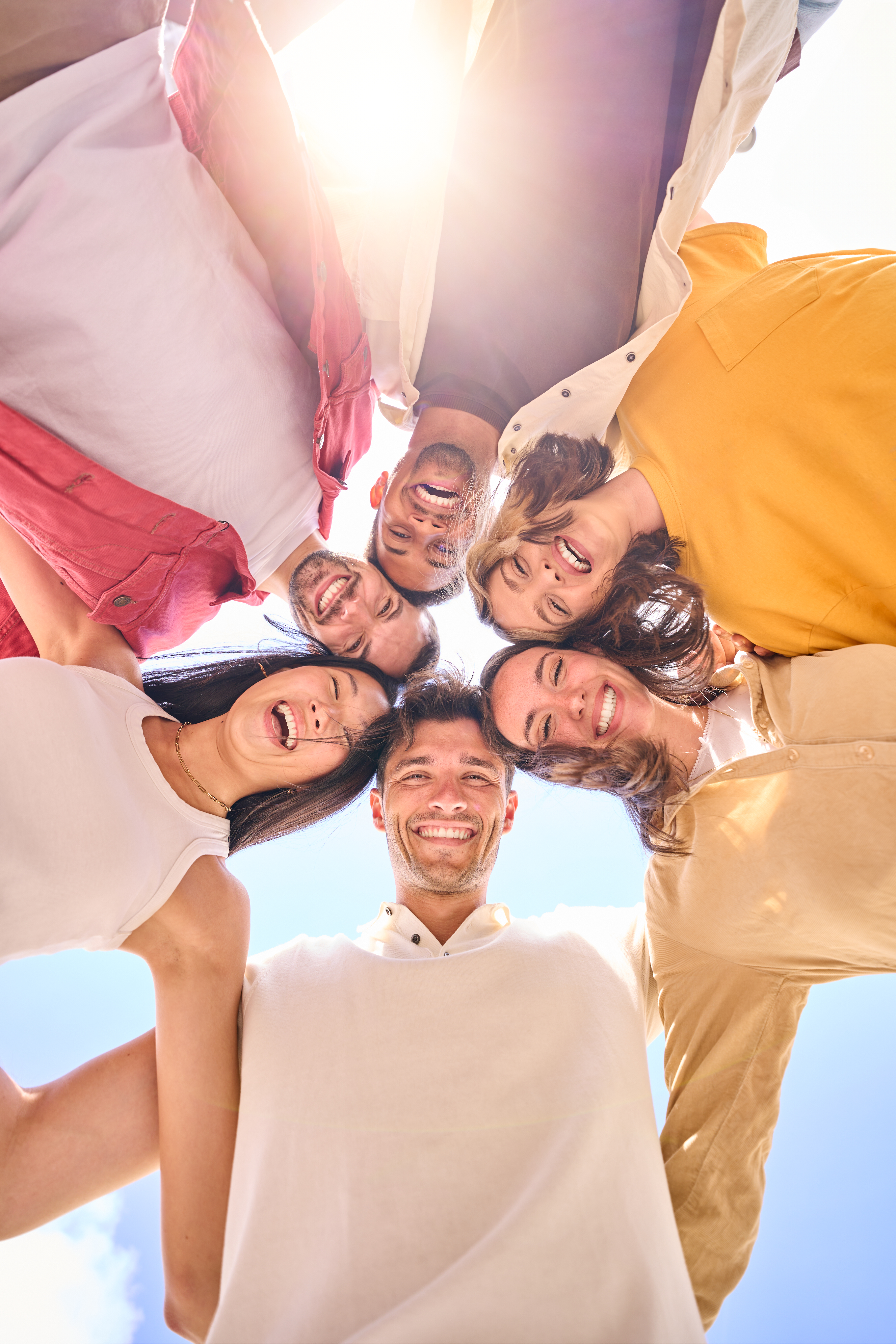 Groupe d’amis souriants à l’extérieur
